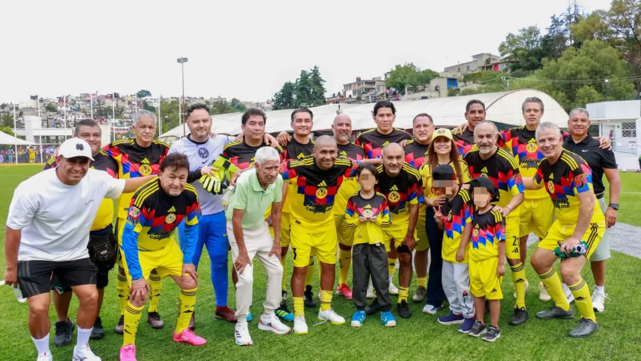 Futbolistas veteranos y público en el Deportivo La Colmena durante el partido amistoso