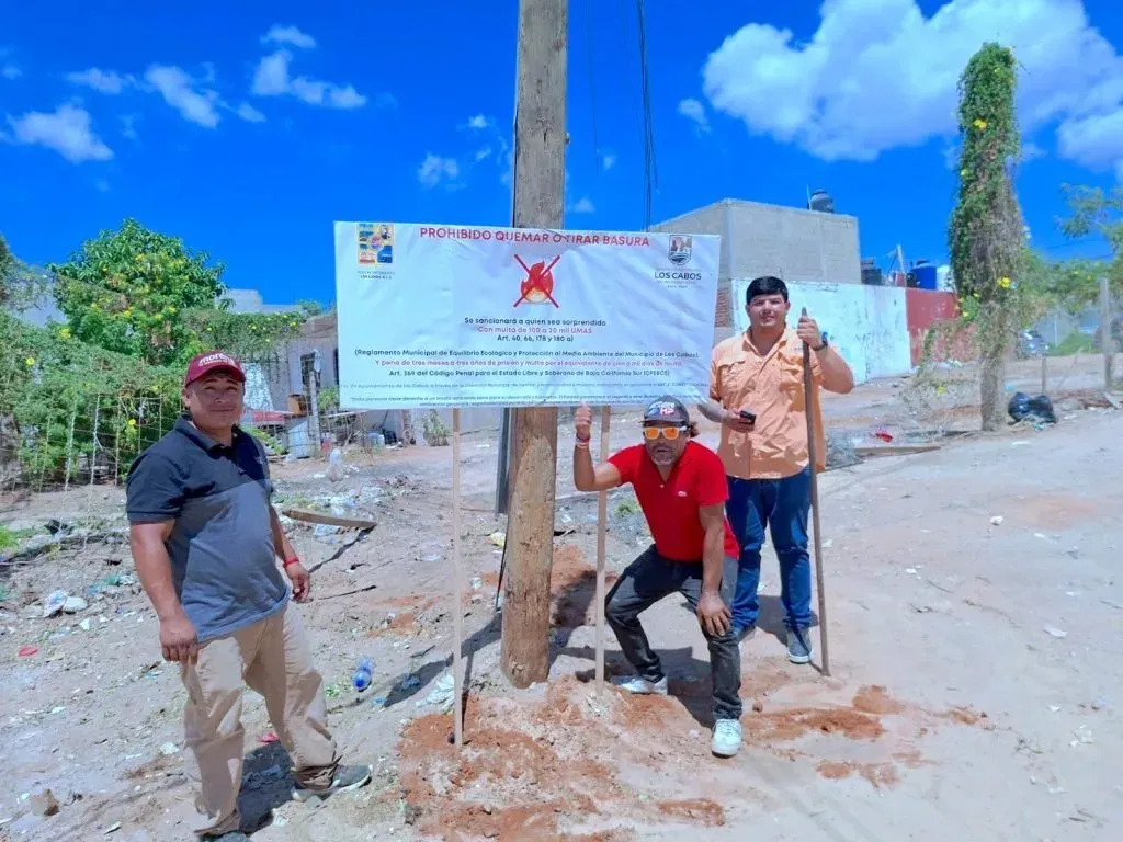 Terreno baldío limpio con letrero de prohibido arrojar basura