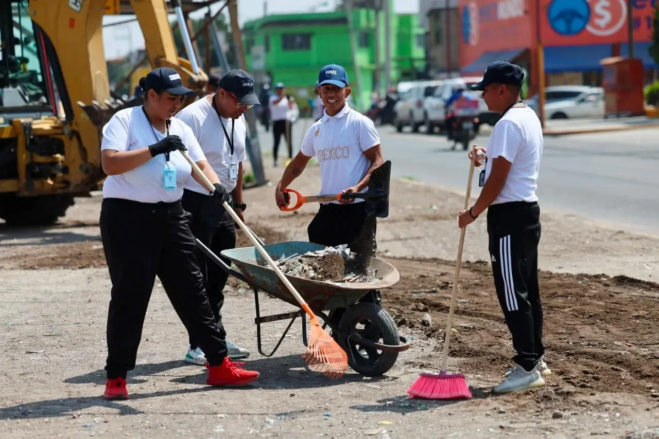 Trabajadores de limpieza recogen residuos en la Avenida de las Torres en Chimalhuacán