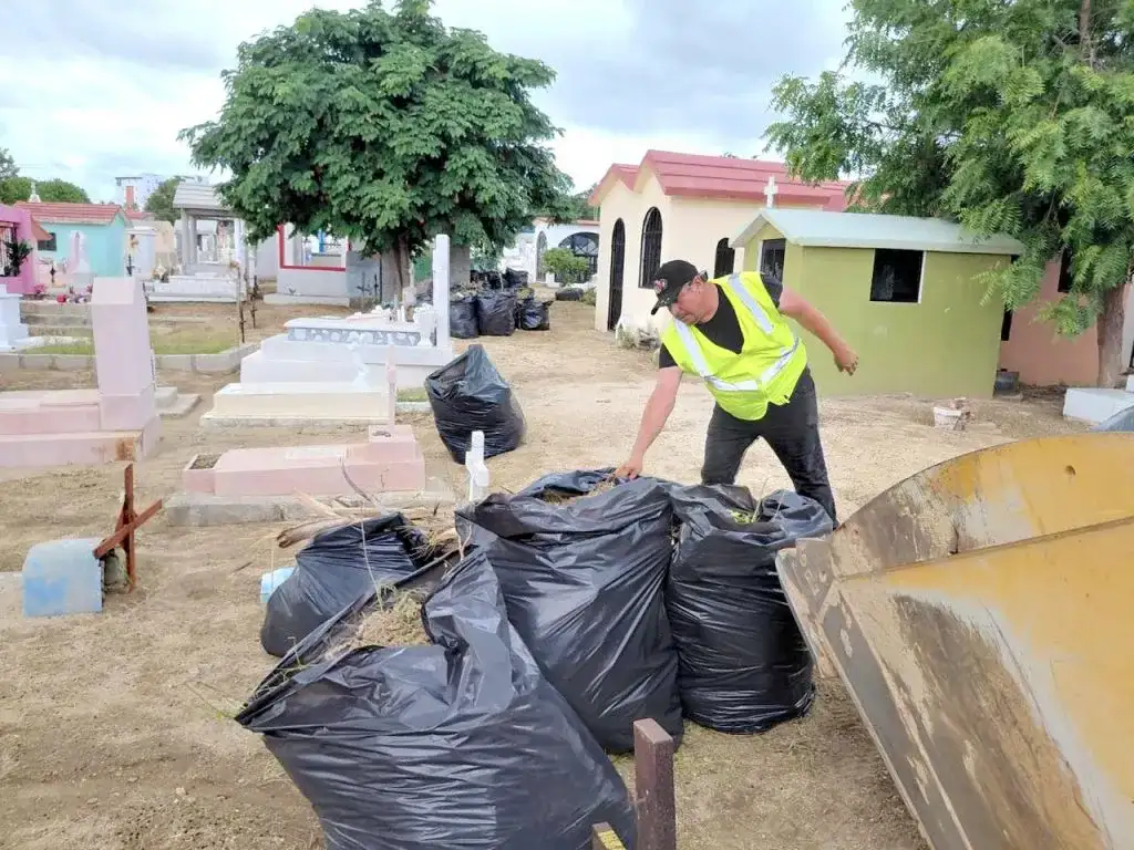 Trabajadores municipales retiran residuos en un panteón de Cabo San Lucas