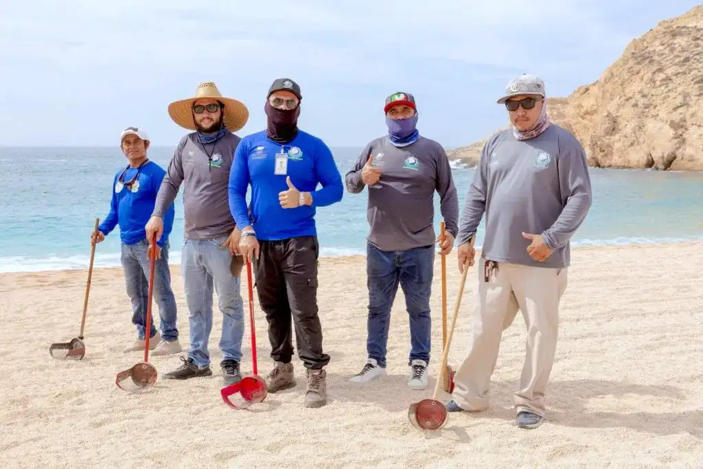 Personal de ZOFEMAT recogiendo residuos en Playa Santa María