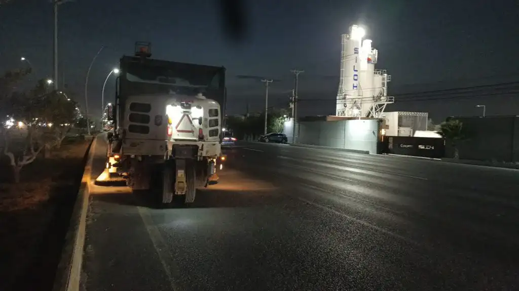 Barredora automática trabajando en el libramiento Matamoros-Monterrey durante la noche
