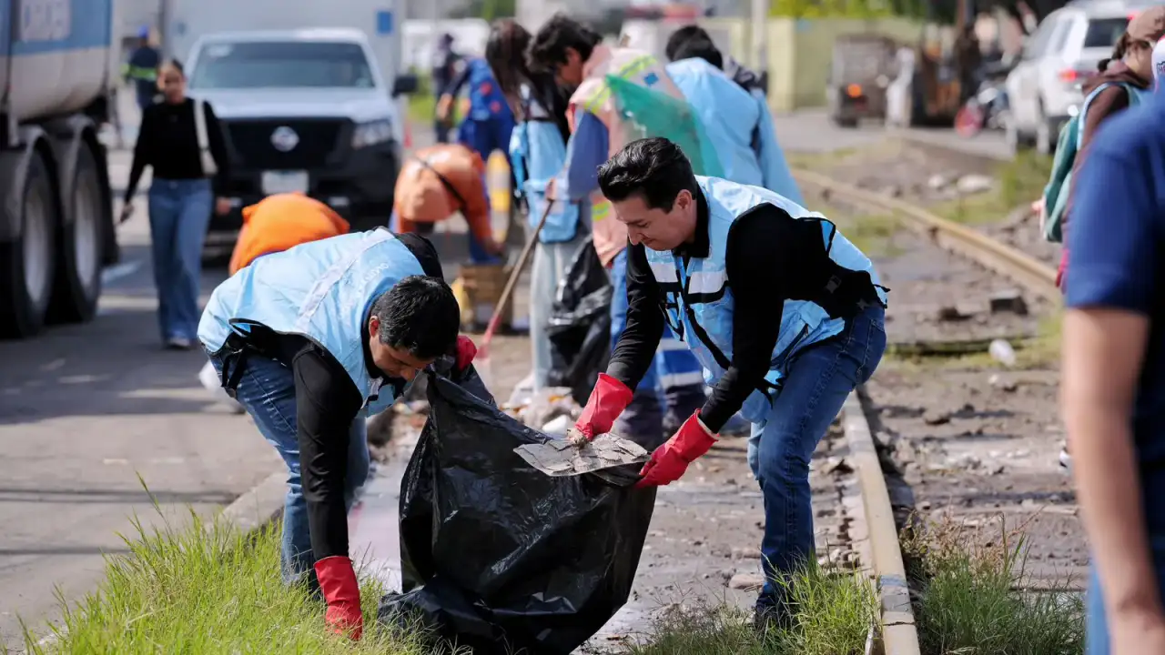 Brigada de limpieza recoge basura en vialidad de Querétaro durante temporada de lluvias