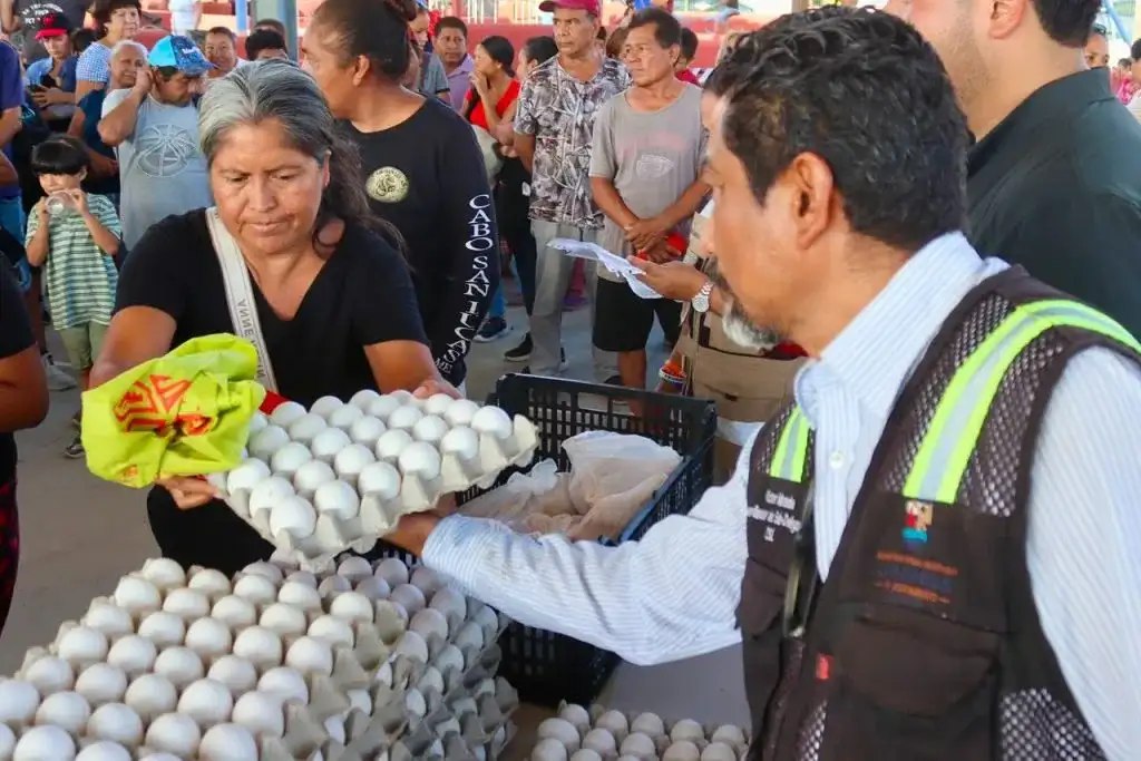 Personas durante una jornada social en una colonia de Cabo San Lucas