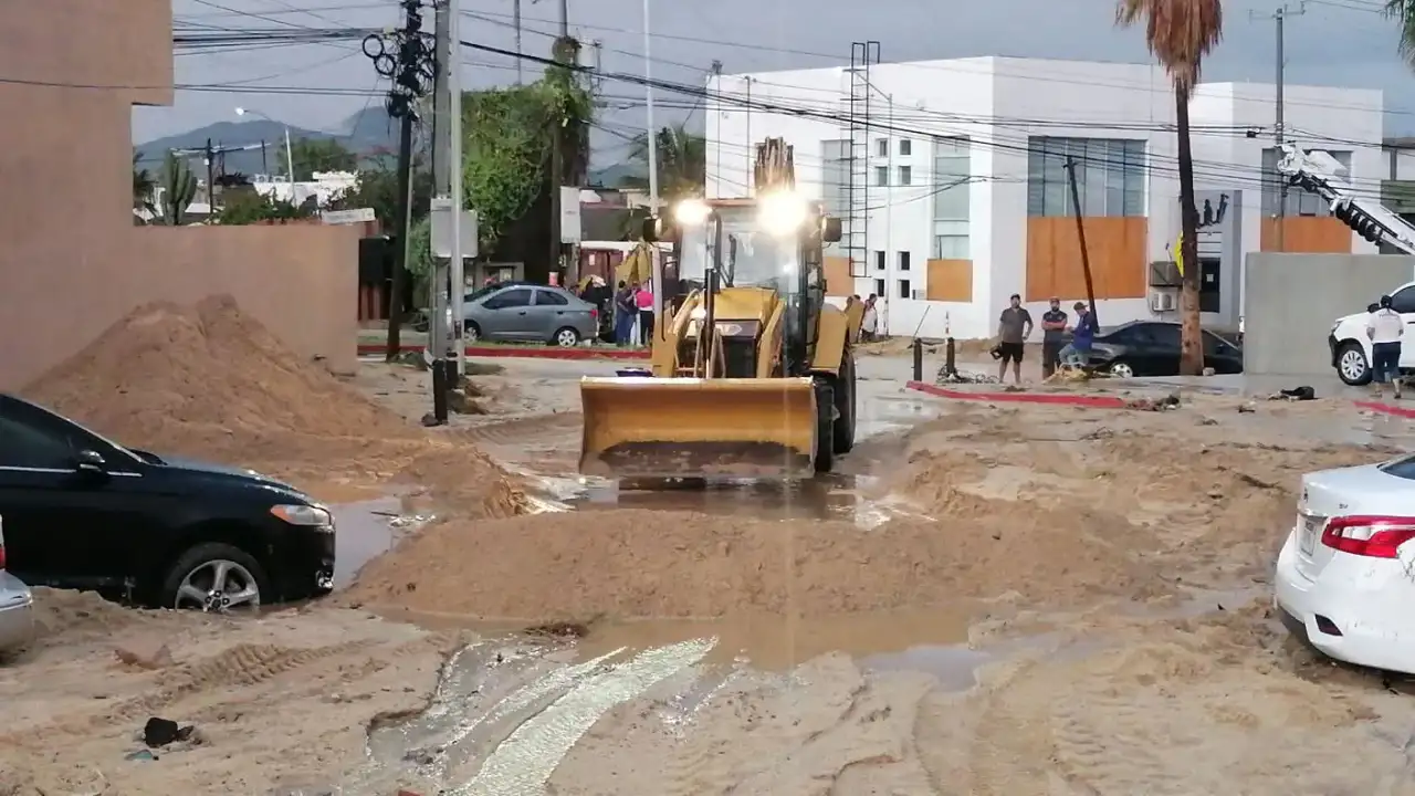 Calle con agua acumulada por lluvias en una localidad de Baja California Sur