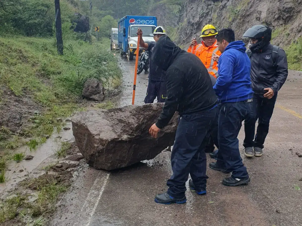 Tramo carretero con piedras y lodo tras derrumbe en Tixtla, Guerrero