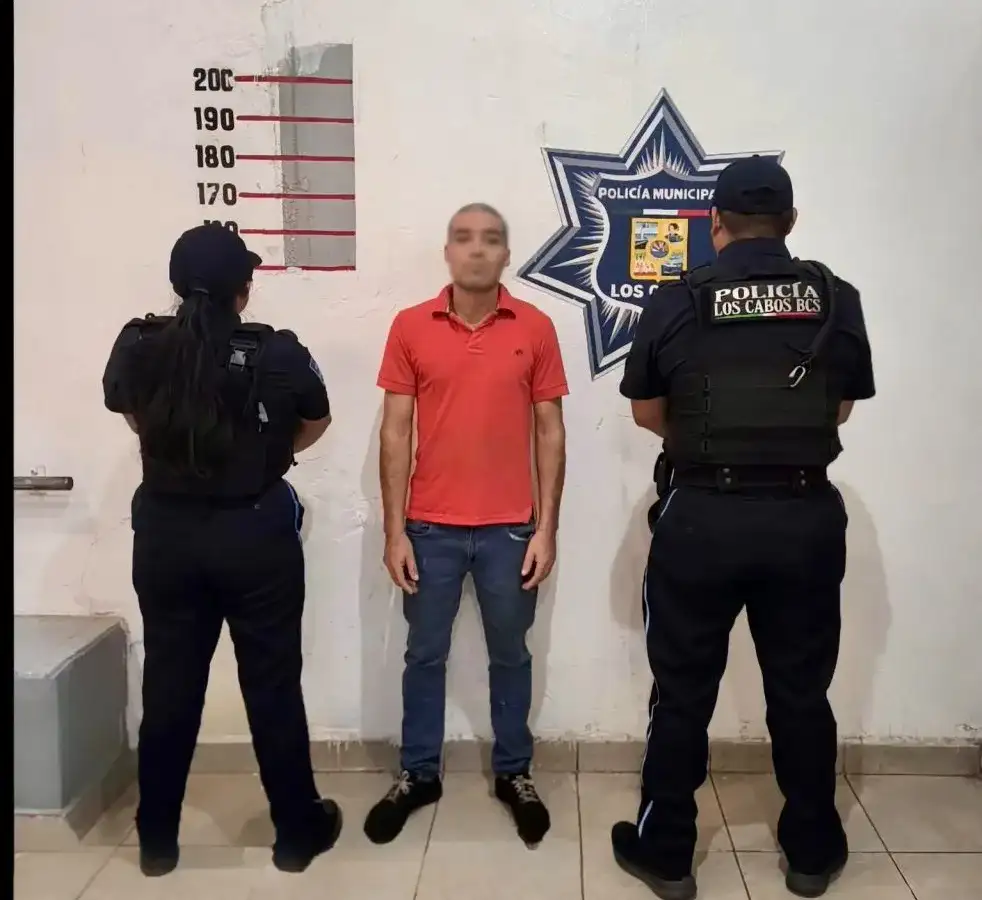 Agentes municipales durante un recorrido preventivo en una colonia de San José del Cabo