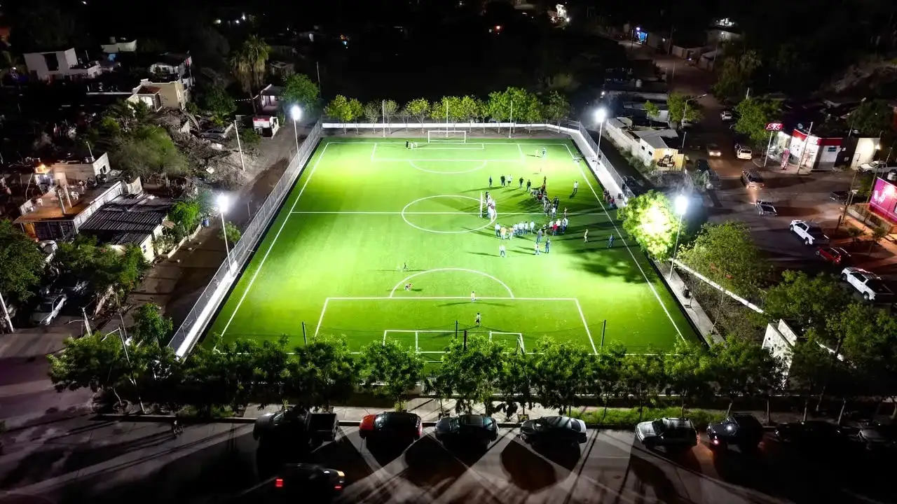 Bulevar en obras y cancha de fútbol rehabilitada en Loreto, Baja California Sur