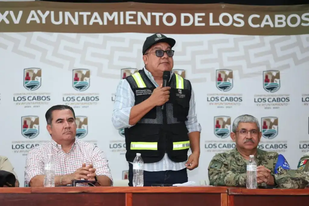 Personal de Protección Civil durante recorridos preventivos en calles de Los Cabos