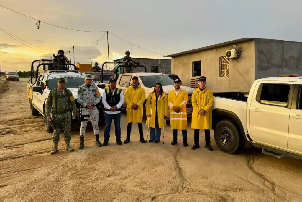Personal municipal durante un recorrido de perifoneo en calles de Cabo San Lucas