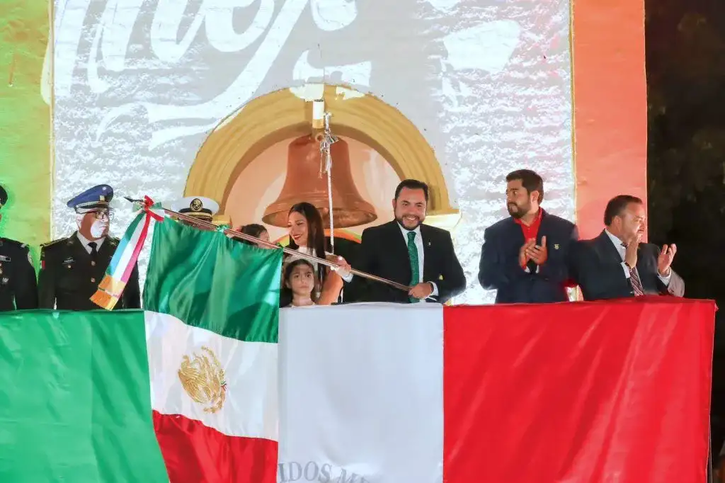 Familias reunidas en la plaza pública durante la ceremonia del Grito de Independencia en Los Cabos