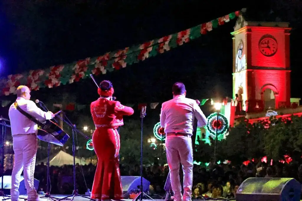 Familias reunidas en una plaza pública durante la celebración de Fiestas Patrias en Los Cabos