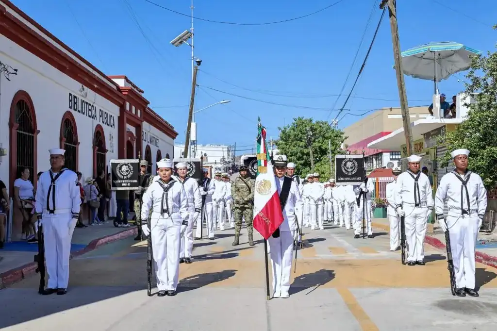 Desfile cívico-militar en San José del Cabo por el aniversario de la Independencia