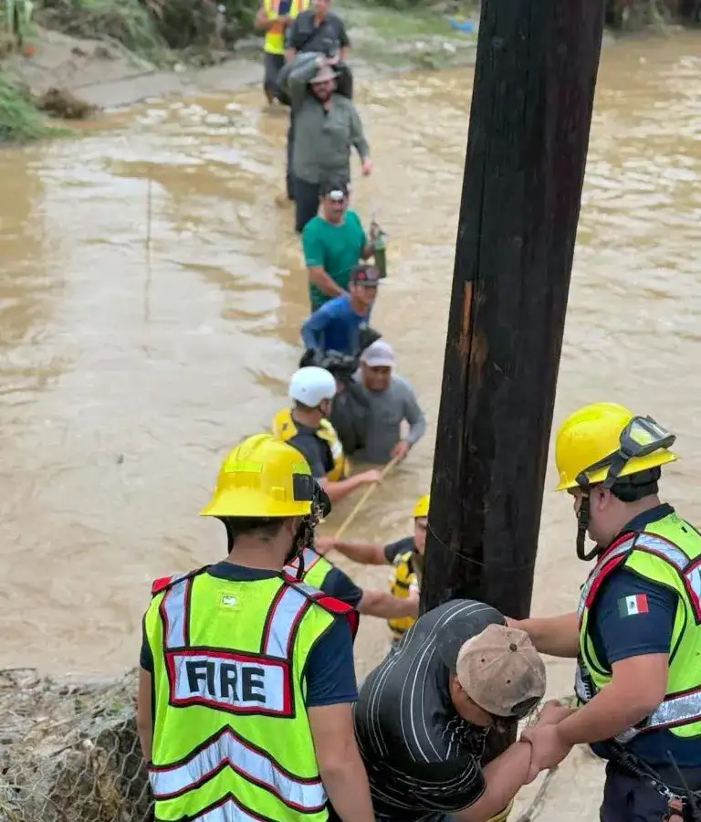 Calles con acumulación de agua y labores de limpieza tras lluvias en Los Cabos