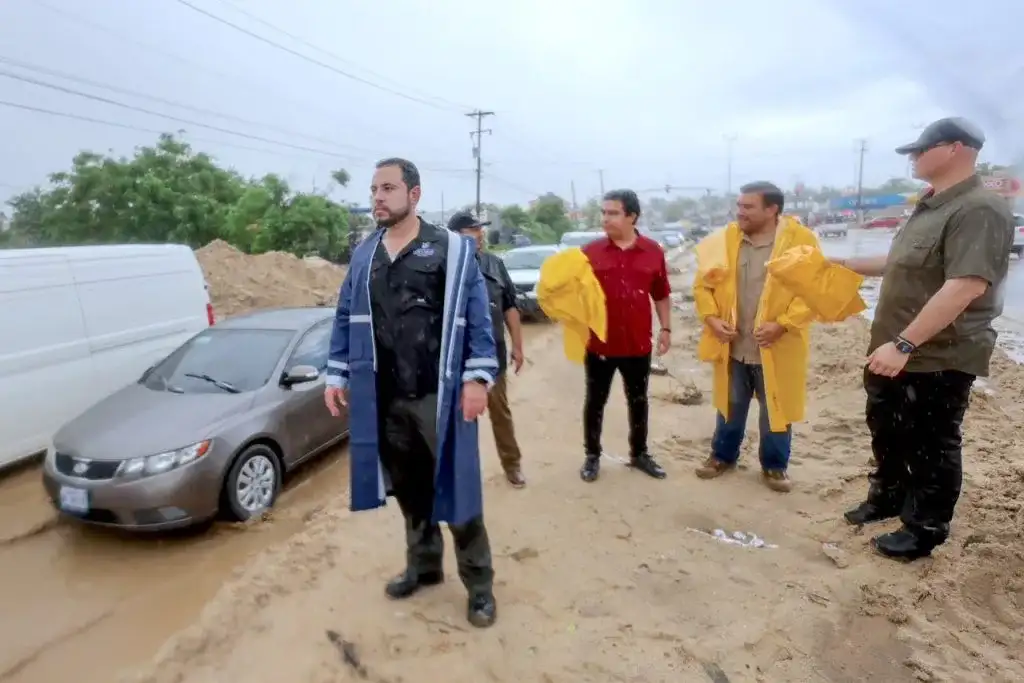 Maquinaria pesada retira sedimentos en una avenida de Los Cabos tras las lluvias