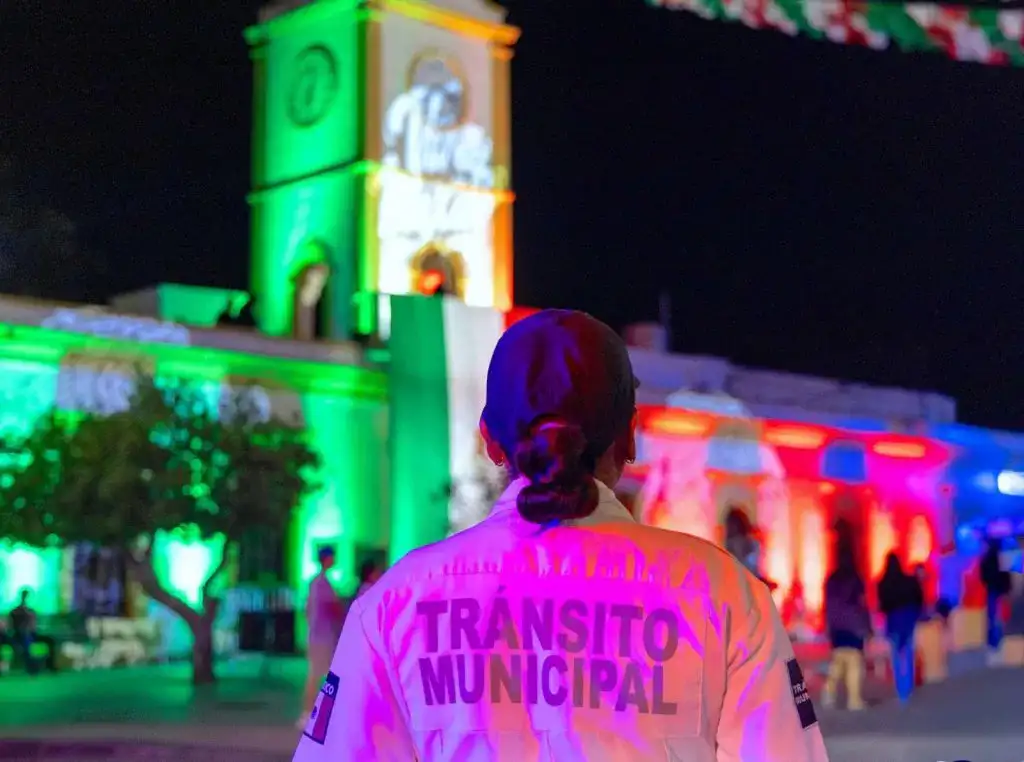 Elementos de seguridad y patrullas durante un operativo en una vialidad de Los Cabos