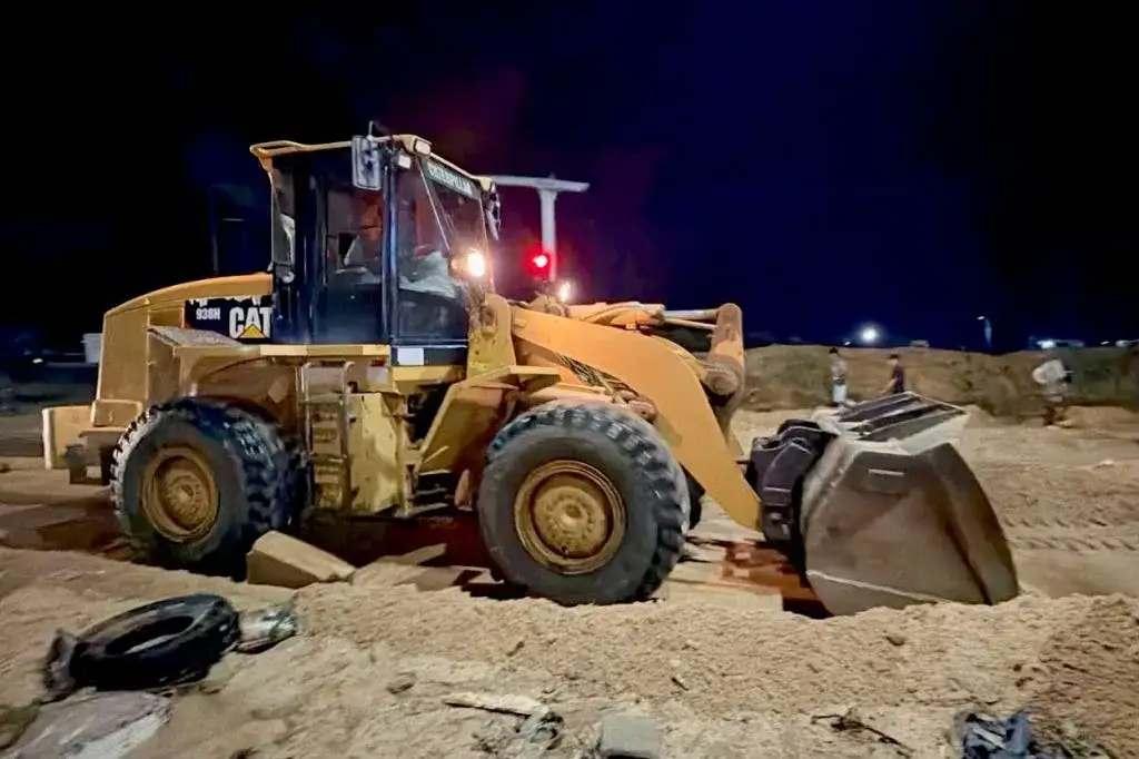 Maquinaria pesada retira lodo y escombros de una vialidad en Cabo San Lucas