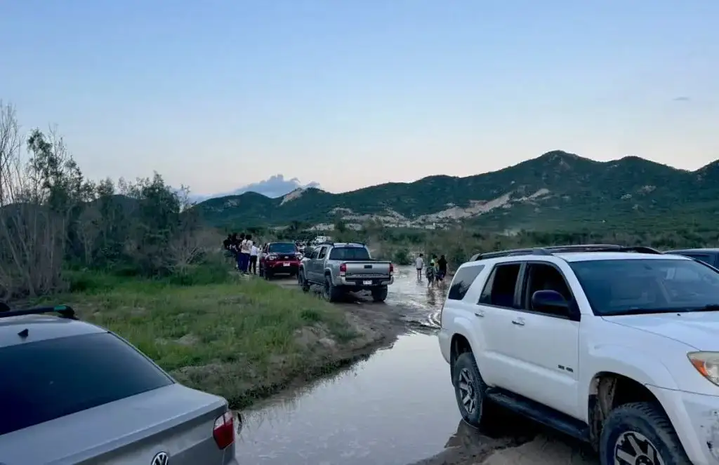 Unidades de emergencia resguardan un cruce de arroyo en Los Cabos