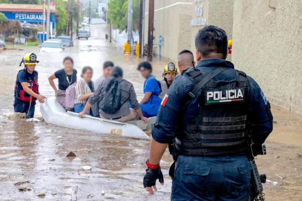 Personal de emergencia durante operativo preventivo por lluvias en Los Cabos