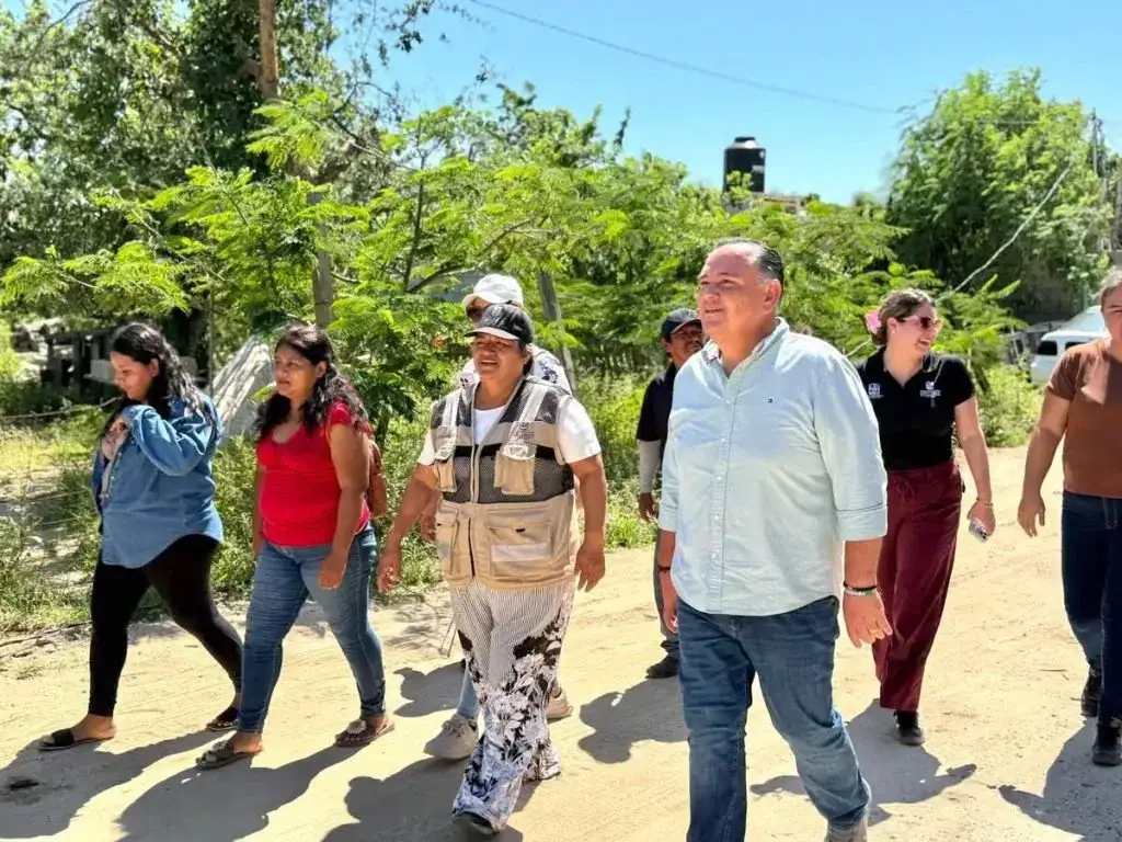 Trabajadores y vecinos durante el recorrido de obra eléctrica en la colonia Los Mezquites