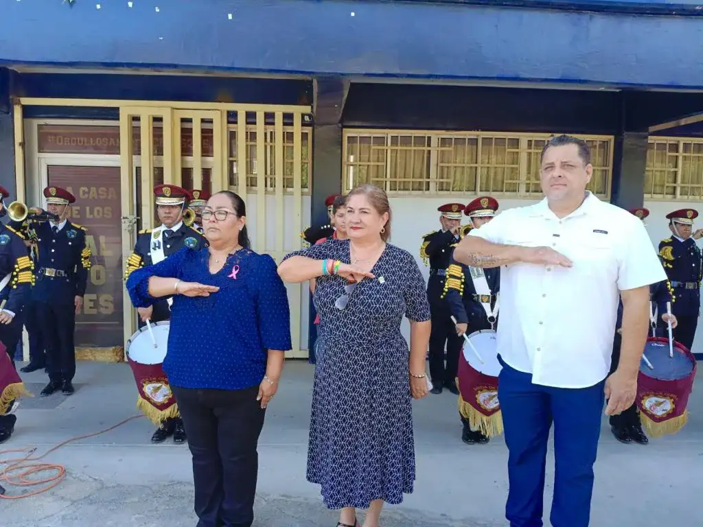 Estudiantes y autoridades durante una ceremonia cívica en un plantel de bachillerato