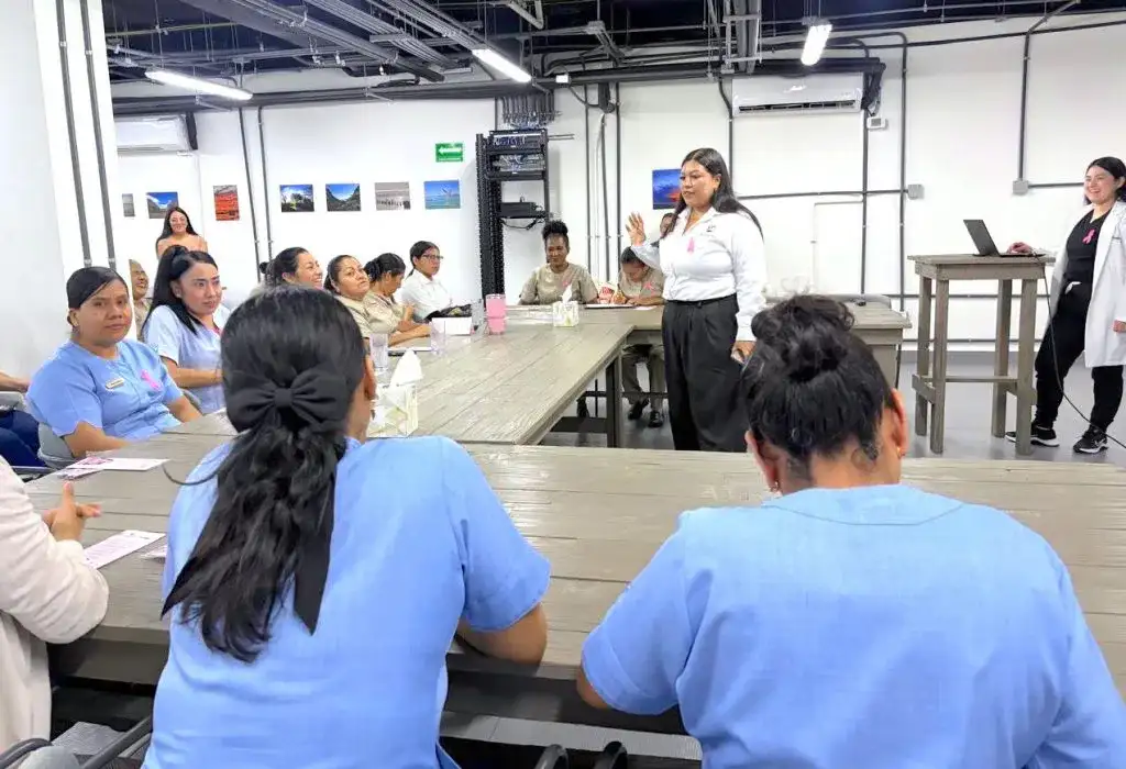 Personas trabajadoras durante una jornada de sensibilización sobre salud en un hotel
