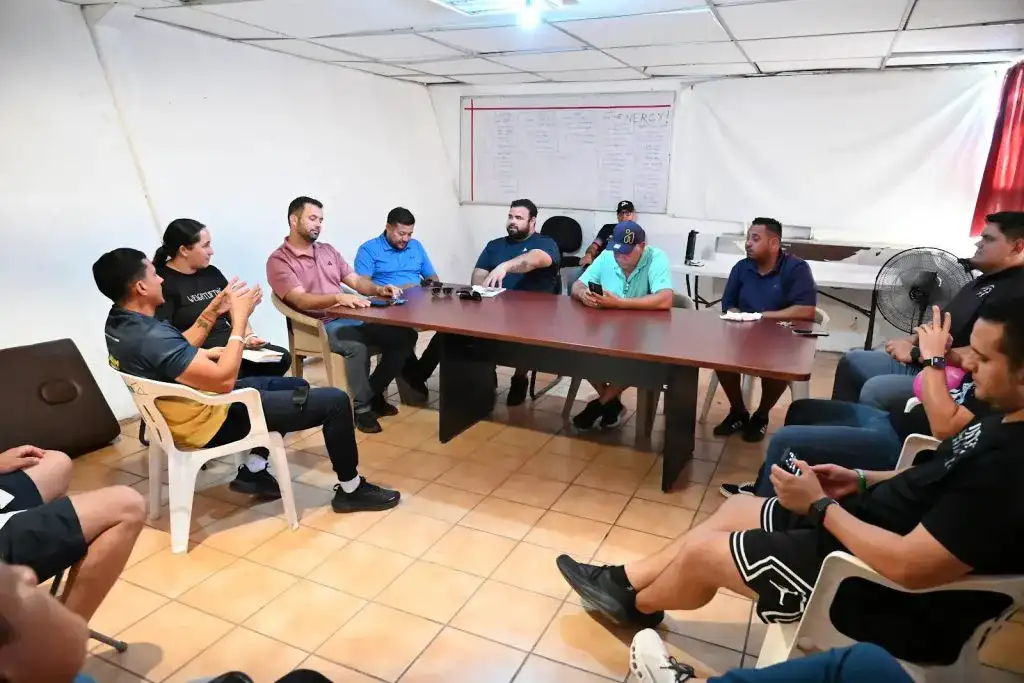 Atletas y entrenadores durante una reunión de preparación deportiva en Los Cabos