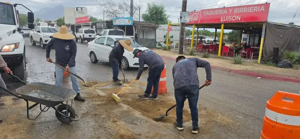 Cuadrilla de trabajadores realizando labores de bacheo en una vialidad urbana