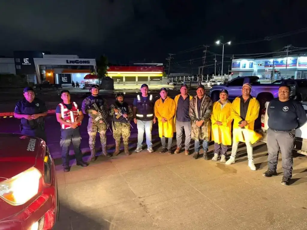 Personal de emergencia durante un recorrido en una colonia de Cabo San Lucas