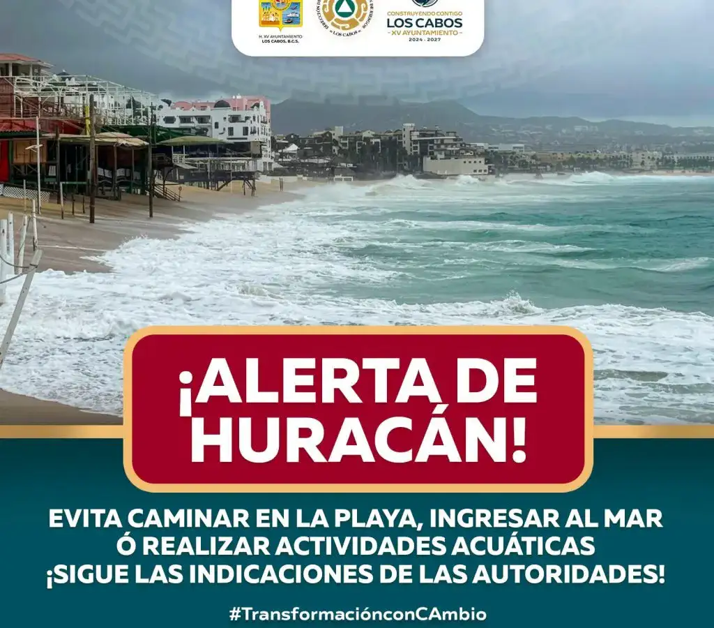 Personas observan el mar desde una playa con oleaje elevado en Los Cabos