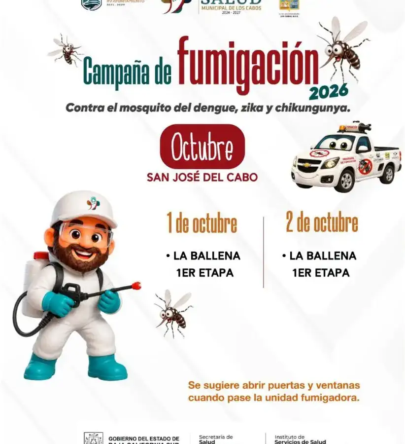 Unidad fumigadora circulando por calles de una colonia en Los Cabos