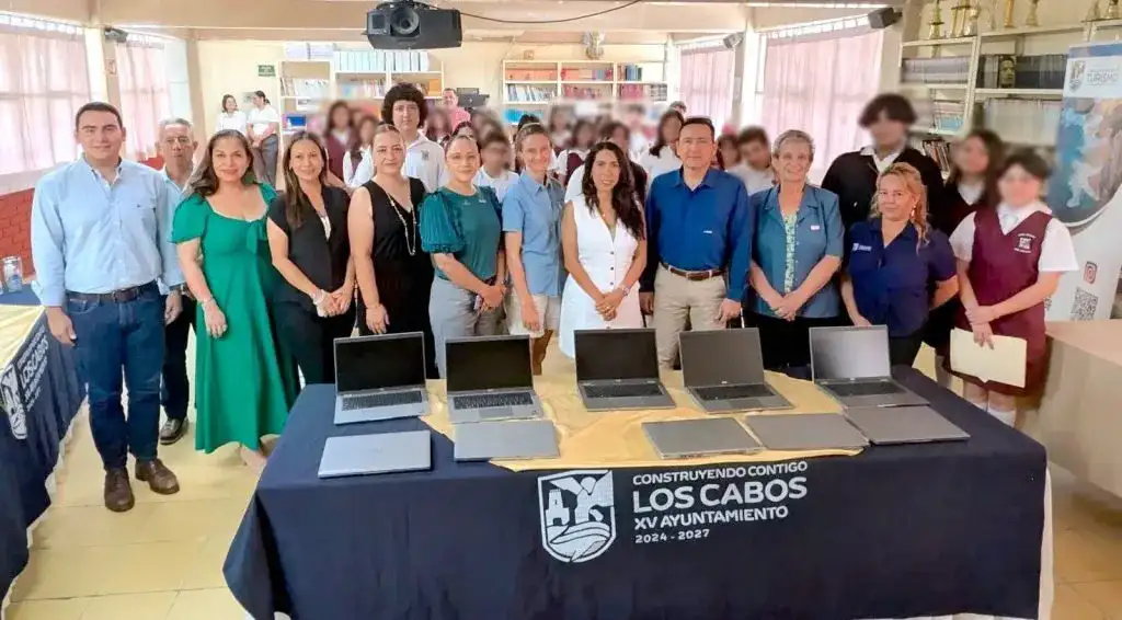 Computadoras portátiles entregadas a estudiantes en una escuela de Cabo San Lucas