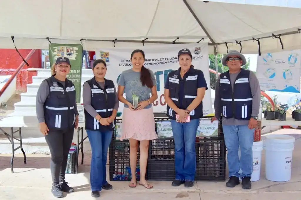 Punto de acopio de residuos reciclables en una plaza pública de Cabo San Lucas