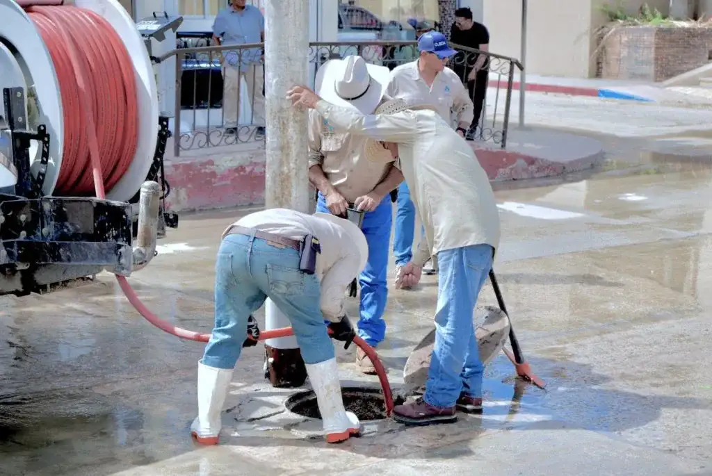 Brigadas de alcantarillado trabajando en una vialidad de Los Cabos