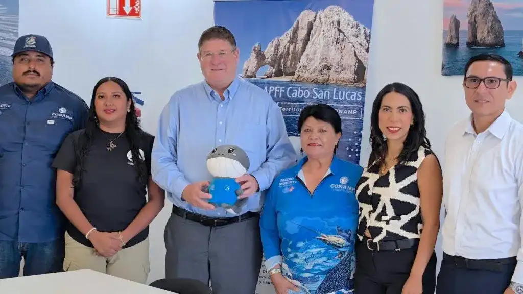 Autoridades municipales y diplomático durante un recorrido por el Centro Histórico de San José del Cabo