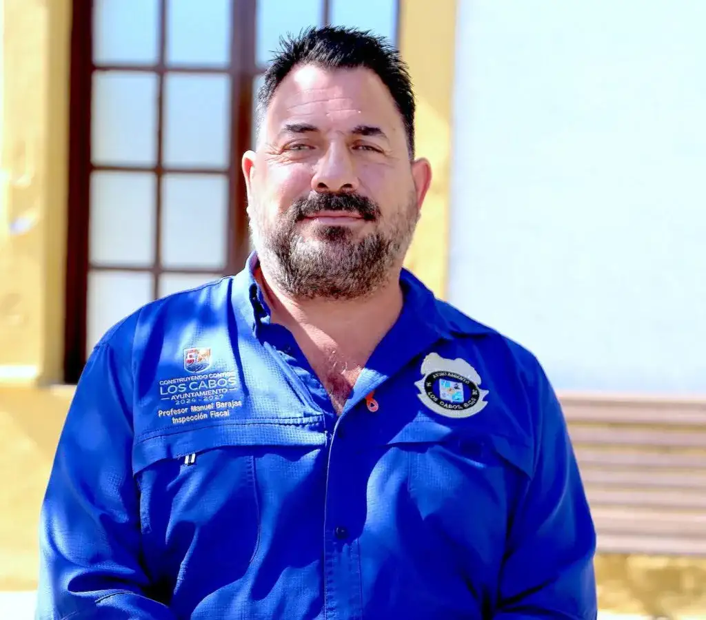 Zona comercial y turística de Los Cabos con presencia de comercios y visitantes