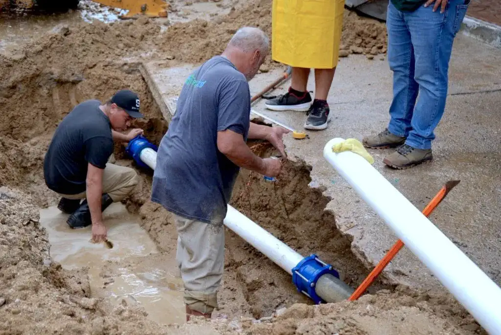 Personal de un organismo operador de agua revisa una línea de conducción en una calle de San José del Cabo
