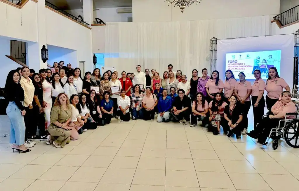 Personas adultas mayores durante una jornada de salud en Los Cabos
