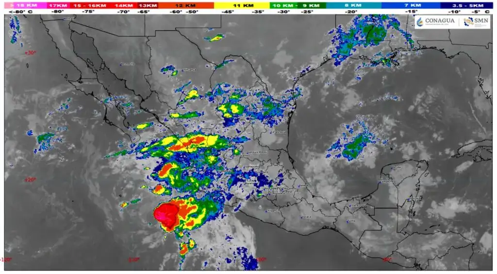 Cielo nublado y lluvia sobre una vialidad en Los Cabos, Baja California Sur
