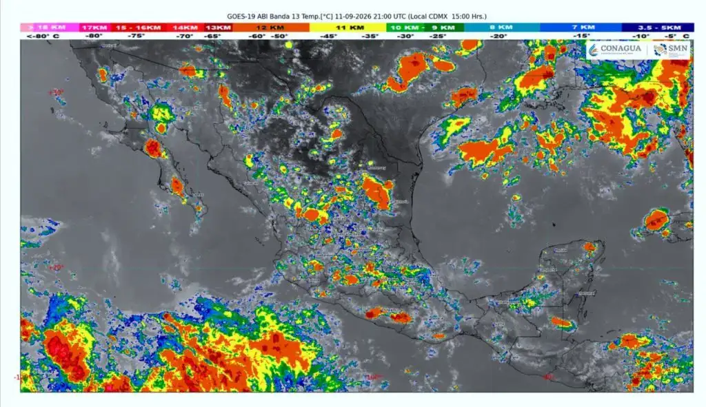 Cielo nublado sobre la costa de Los Cabos con oleaje elevado