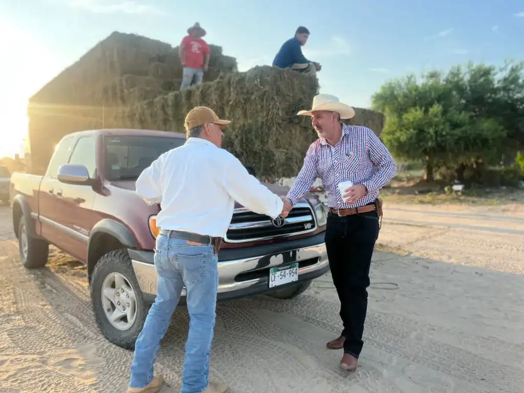 Productores rurales durante la entrega de alfalfa en La Ribera, Los Cabos