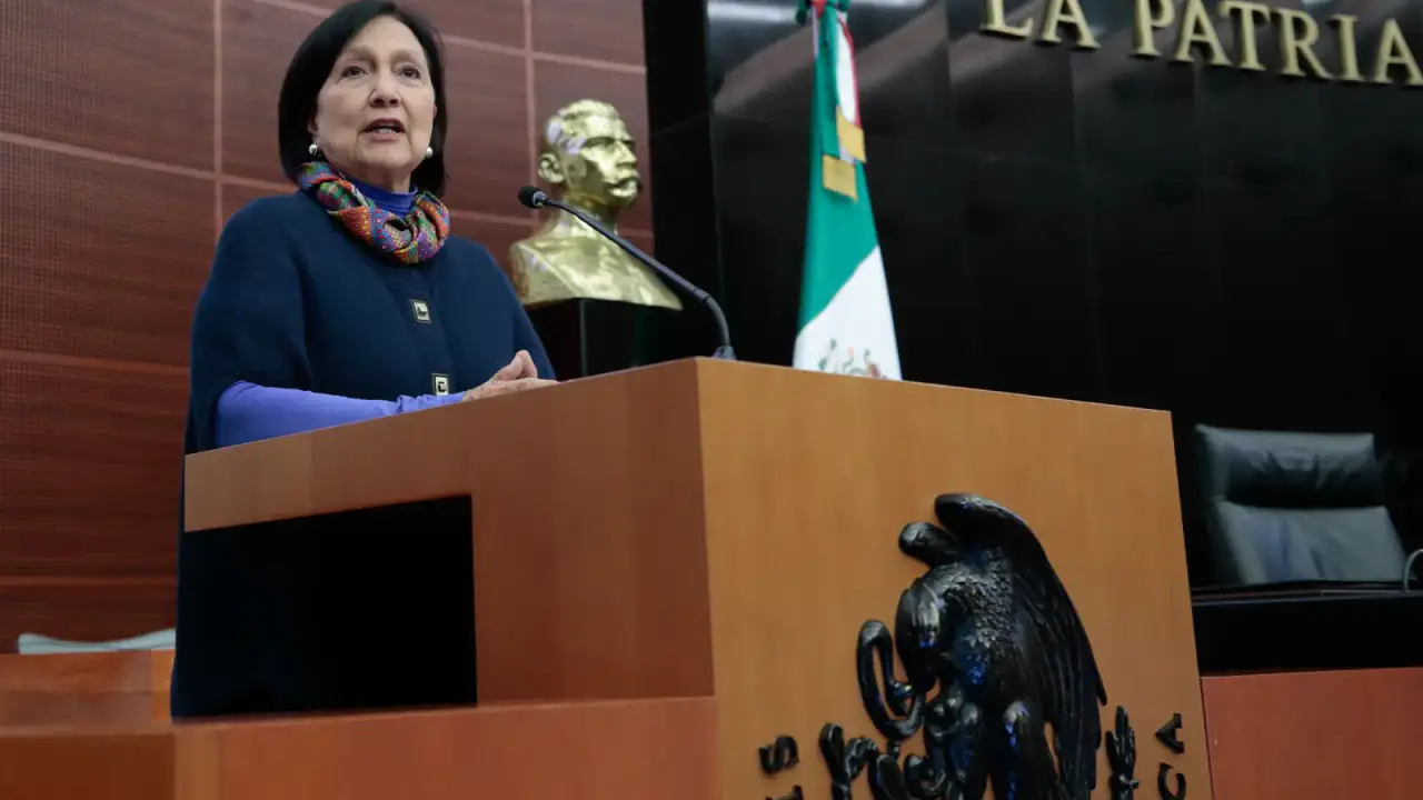 Sesión legislativa en el Senado de la República con personas en curules