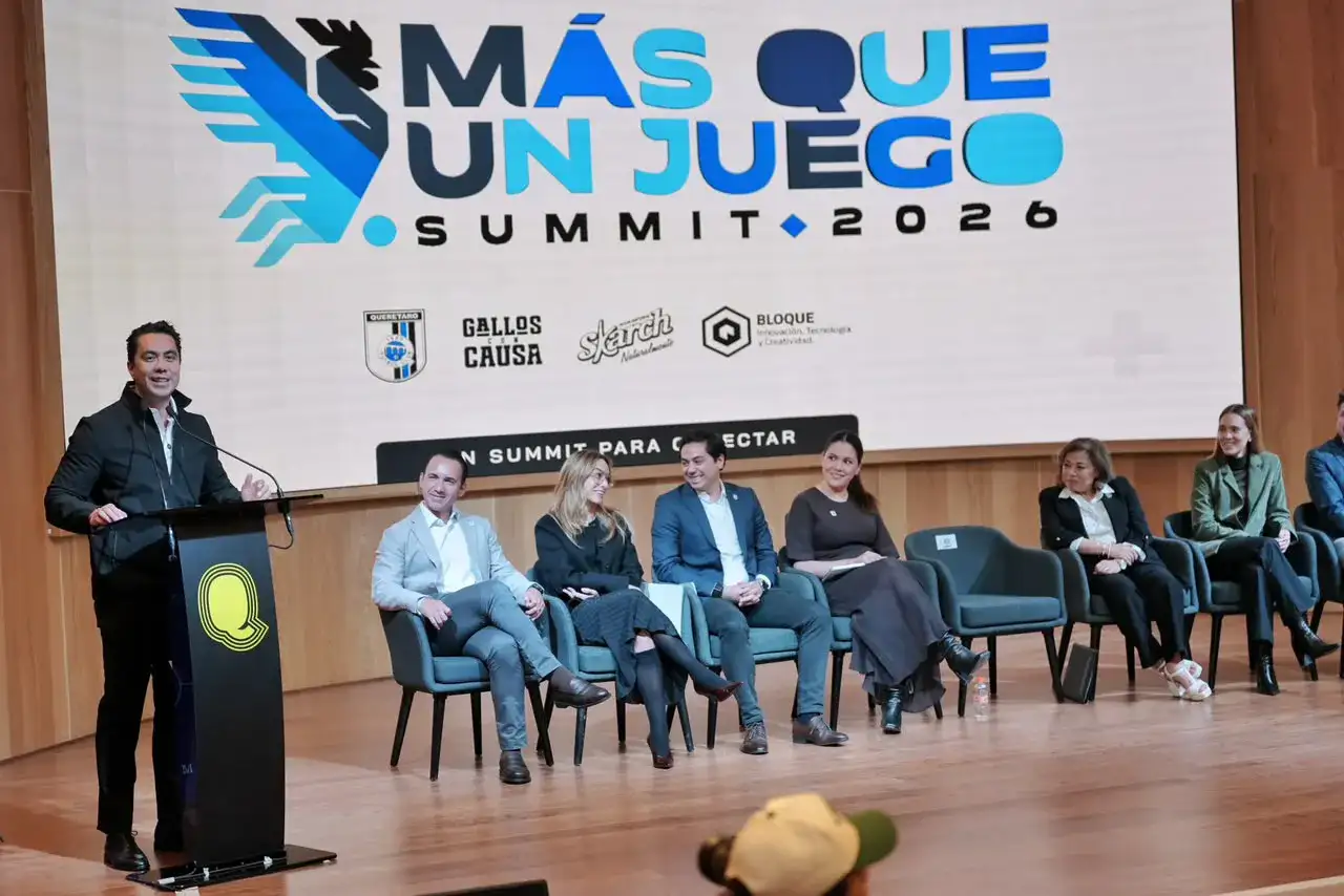 Autoridades y organizadores durante la inauguración de un evento deportivo en Querétaro