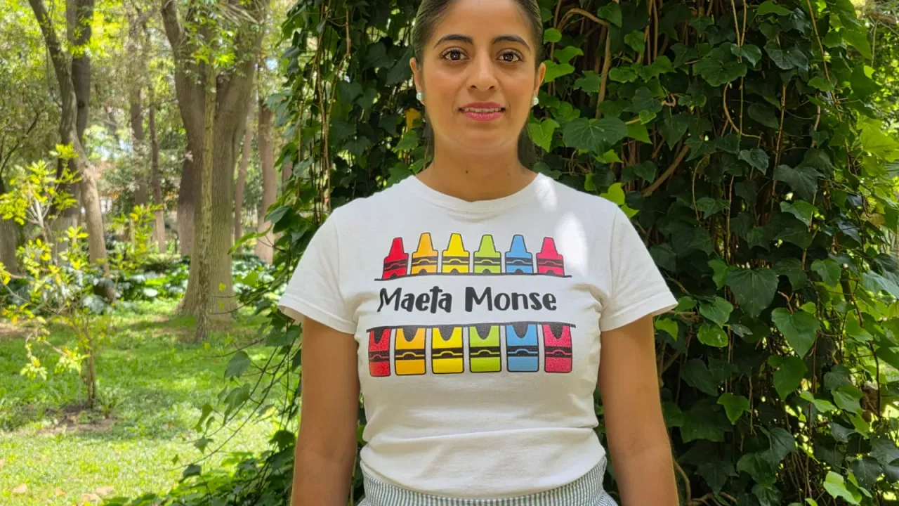 Maestra con niños en un aula de preescolar comunitario en Guanajuato