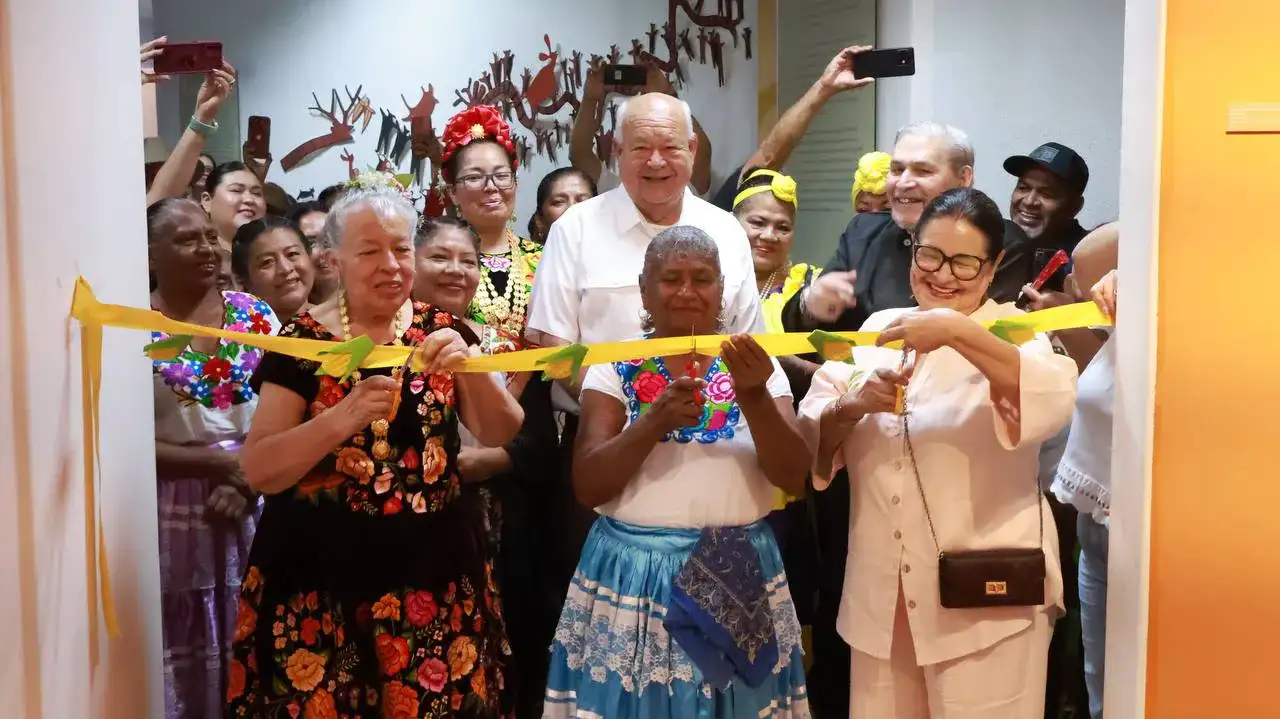 Asistentes durante el recorrido de la exposición El Maíz Nos Une en un museo de Baja California Sur