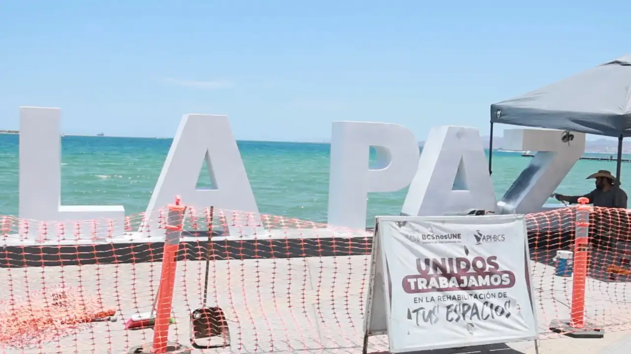 Letras emblemáticas del Malecón de La Paz durante mantenimiento