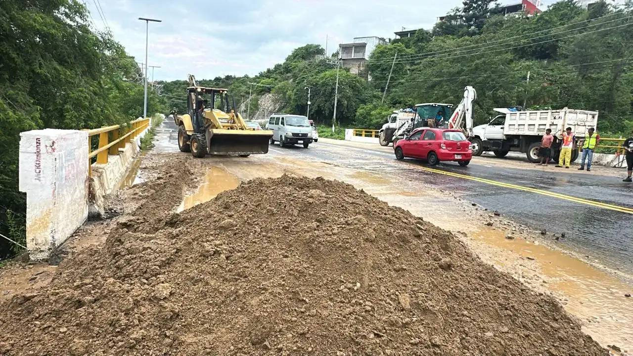 Maquinaria pesada trabajando en el tramo carretero Acapulco-Zihuatanejo, Guerrero