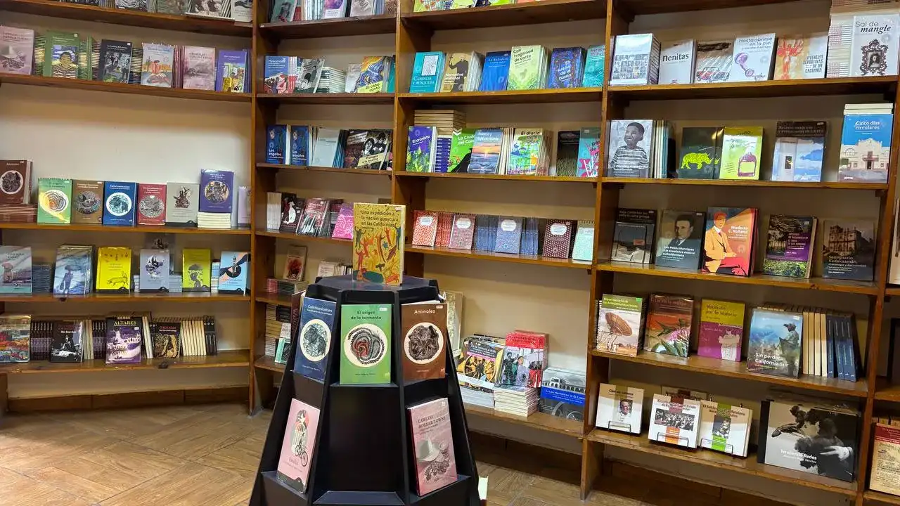 Presentación de libros en el Patio Arqueológico del Museo Regional de Antropología e Historia en La Paz, BCS.