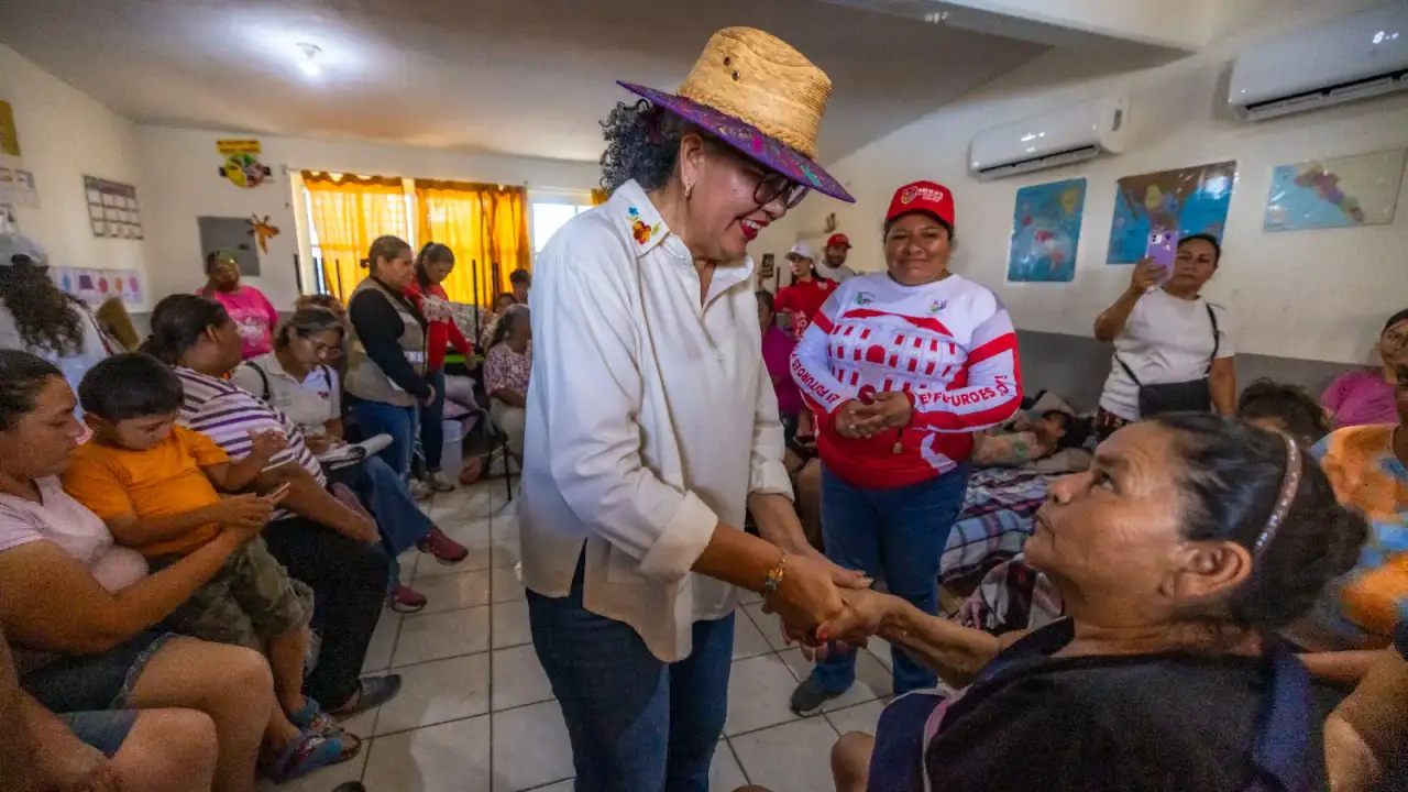 Familias y autoridades durante recorrido en el campo pesquero Las Aguamitas, Navolato