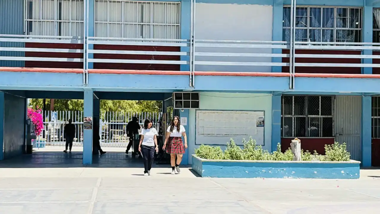 Estudiantes de primaria en un salón de clases durante el regreso a clases en Baja California Sur